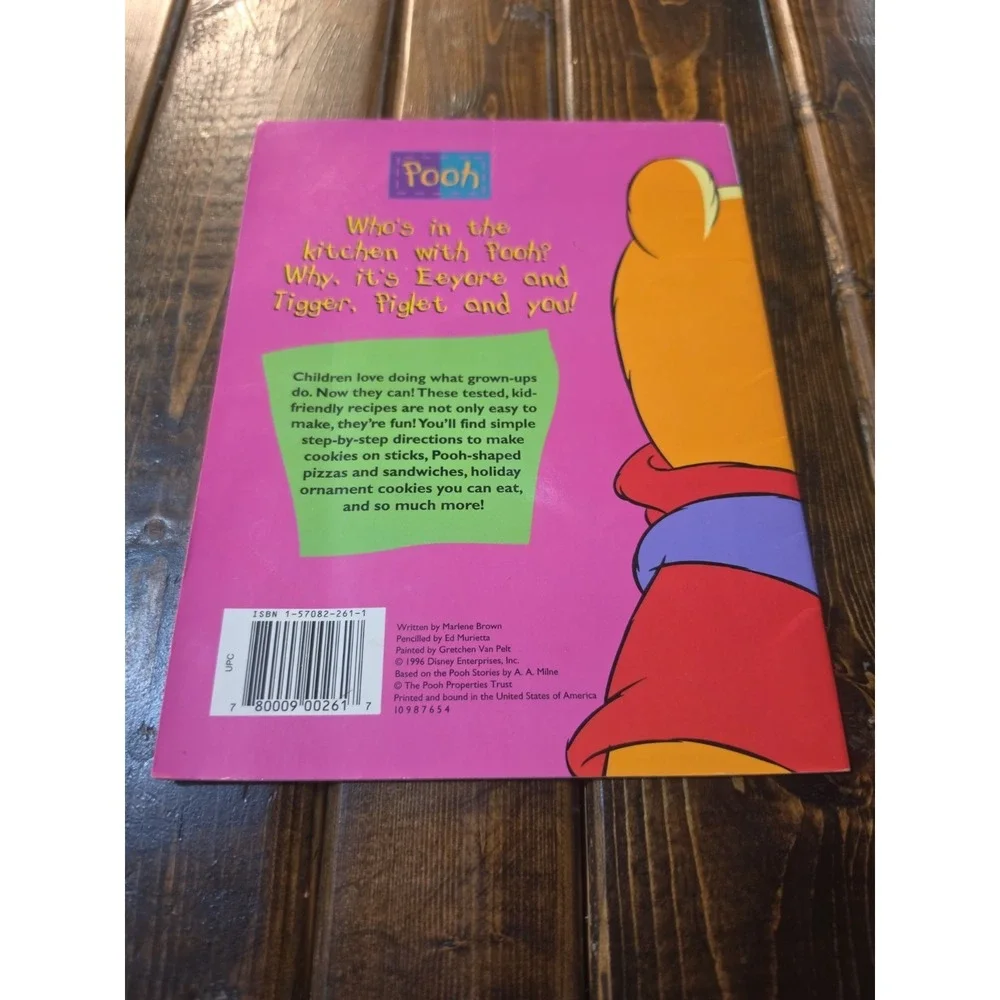 Cooking with Pooh : Yummy Tummy Cookie Cutter Treats, with Four C